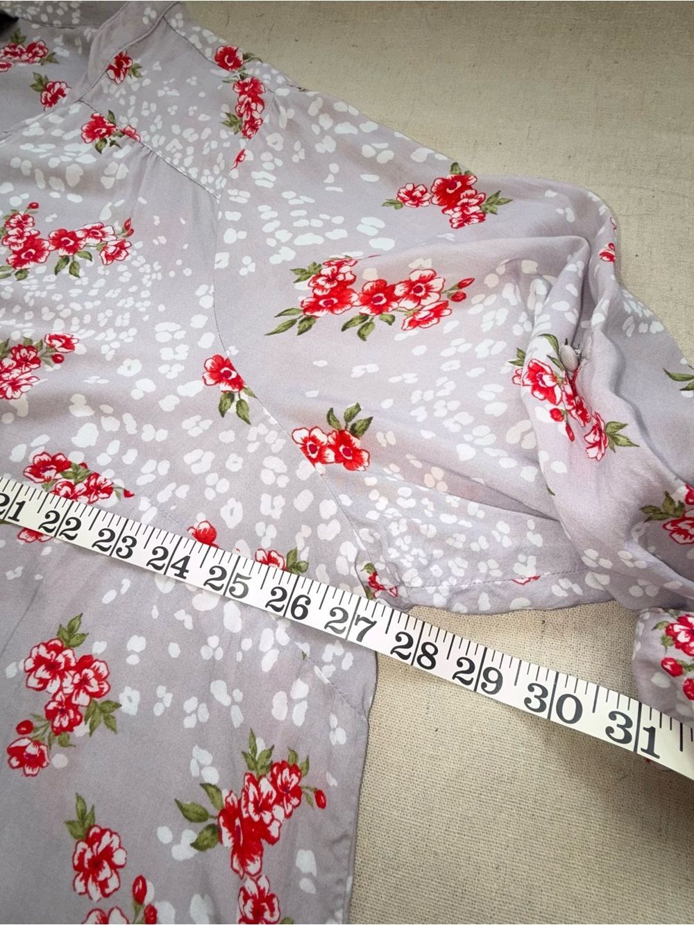 Torrid Women's Blouse Grey with Red Flowers & White Polka Dots Torrid Size 3 - Picture 9 of 13
